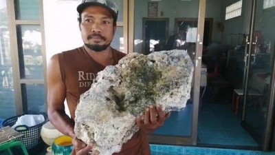 Catador de lixo exibe âmbar cinza achado em praia (Foto: Reprodução)