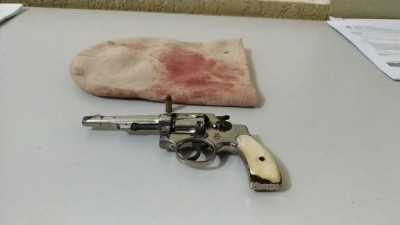 Arma e touca usadas no crime pelo ladrão - Foto: Sidnei Bronka