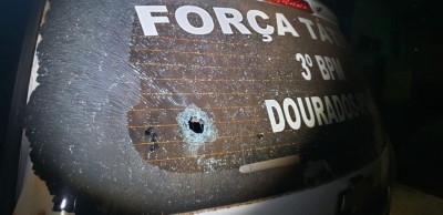 Viatura da PM ficou danificada durante o ataque - Foto: Divulgação