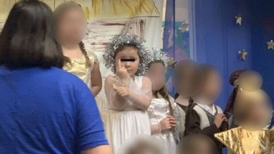 Ella exibe o dedo médio em peça natalina - Foto: Reprodução