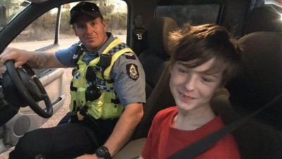 Luke Sturrock, de 12 anos, sorridente com o policial - Foto: Divulgação / Polícia Dalwallinu