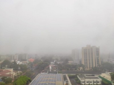 A quarta-feira (18) em Dourados amanheceu com neblina - Foto: Karol Chicoski