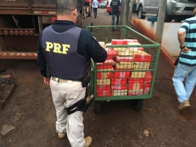A cocaína pura estava separada em tabletes vermelhos e a pasta base em tabletes marrons. (Foto: Divulgação/PRF)