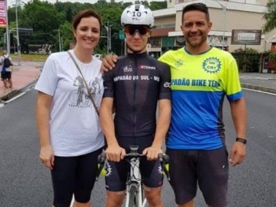 Kawãh ao lado da mãe, Michela, e do pai, Octavio - Foto: divulgação