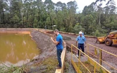 Rejeitos comprometeram o abastecimento de água na região e chegaram até uma rodovia (Foto: Divulgação/ANM)