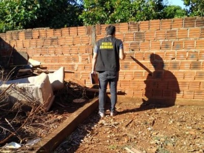 Perícia da Polícia Civil esteve no local por onde o rapaz tentou fugir (Foto: Adilson Domingos)