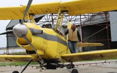Após aprovação do padre, avião despejou o conteúdo sobre toda a cidade americana (Foto: Reprodução/Diocese de Lafaiete)