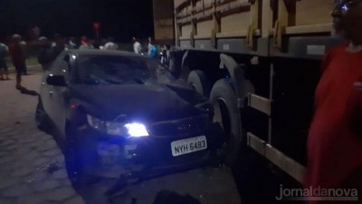 Após o atropelamento veículo bateu em uma carreta. Foto: Jornal da Nova