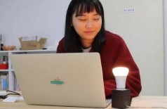 Marina Fujiwara observa lâmpada acender ao fim de mais um relacionamento anunciado no Twitter (Foto: Reprodução/YouTube)