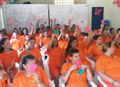 Em Jateí, internas participam de palestra informativa (Foto: Divulgação/Agepen)