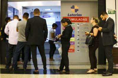 Apostadores fazem fila em casa lotérica jogar na Mega da Virada. Aspostas podem ser feitas até as 17h (Foto: Marcelo Camargo/Agência Brasil)