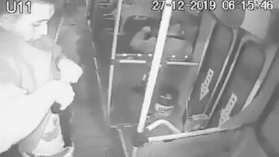 Assaltante se enrola ao puxar espingarda escondida sob a calça jeans (Foto: Reprodução/YouTube)