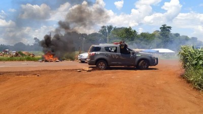 Local de confronto segue com clima tenso em Dourados (Foto: Sidnei Bronka)