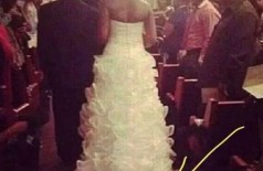 Noiva é criticada por amarrar filha de 1 mês em seu vestido de casamento (Foto: reprodução/Facebook)