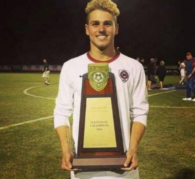 Eric com o troféu de campeão universitário de futebol nos EUA - Foto: Reprodução/Instagram