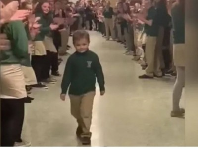Menino termina tratamento contra leucemia e é aplaudido por colegas da escola; assista