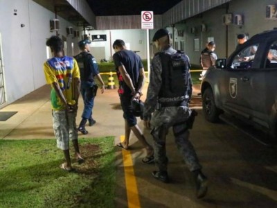 Momento em que a dupla chegou à Depac Cepol em Campo Grande. (Foto: Paulo Francis)