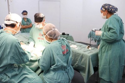 Equipe durante o procedimento cirúrgico - Foto: Divulgação/Santa Casa