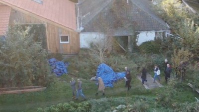 Investigadores ingressam na fazenda onde Van Dorsten manteve seis de seus filhos reféns - Foto: Youtube / Reprodução