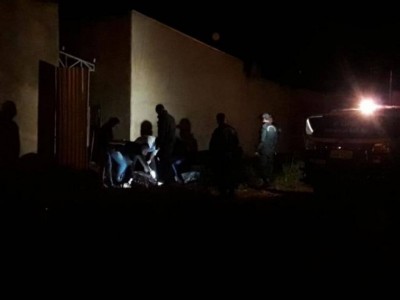 Peritos durante os levantamentos no local onde o corpo foi encontrado. (Foto: Jovemsulnews)