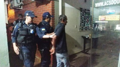 Francisco Chagas sendo encaminhado à delegacia depois de confessar o crime - Foto: Sidnei Bronka