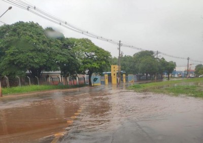 Rua alagada em frente à Escola Weimar Gonçalves Torres - Foto: divulgação/94FM