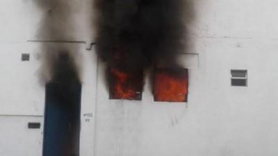 O fogo no primeiro andar da residência - Foto: Wesley Guedes / Facebook