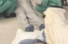 Pai desmaia durante parto e imagem viraliza nas redes sociais (Foto: reprodução/Instagram)
