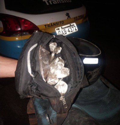 Droga apreendida com o jovem - Foto: divulgação/PM