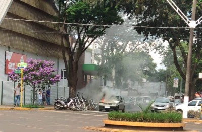 Veículo em chamas assustou quem passava pelo centro (Foto: 94FM)