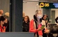 Em aeroporto, mulher usa garrafa plástica para se proteger do coronavírus (Foto: Reprodução/Twitter)