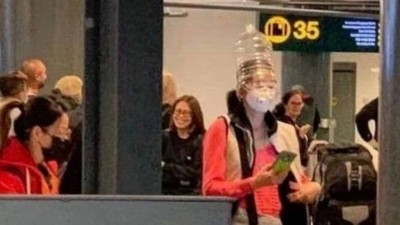 Em aeroporto, mulher usa garrafa plástica para se proteger do coronavírus (Foto: Reprodução/Twitter)