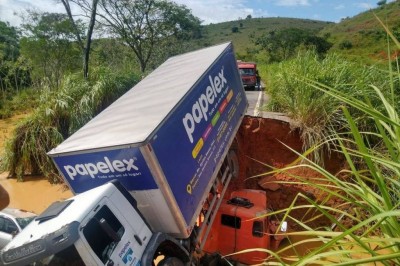 As águas abriram uma cratera na Rodovia MG-133 (Foto: Prefeitura de Tabuleiro-MG))