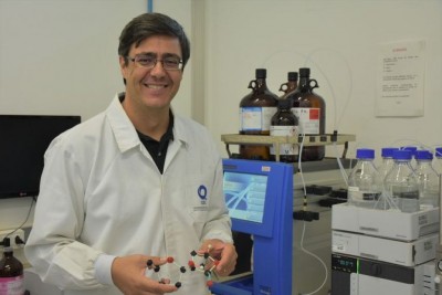Professor do Instituto de Química de São Carlos Antonio Burtoloso pesquisa derivado do bagaço de cana para produção de plásticos (Foto: Henrique Fontes/IQSC)