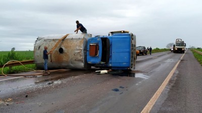 Caminhão tombou na manhã desta sexta-feira (30) - Foto: Sidnei Bronka