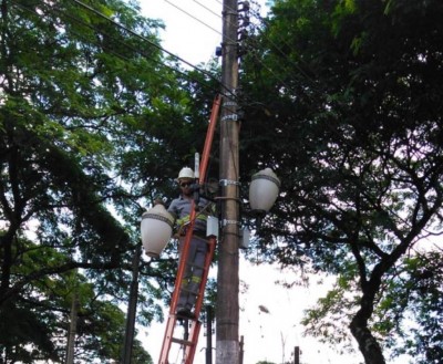 Licitação suspensa visa contratar empresa para prestar serviços de iluminação pública (Foto: A. Frota)