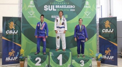 Giovanna Jara de Souza conquistou o ouro em duas categorias -  Divulgação/CBJJ