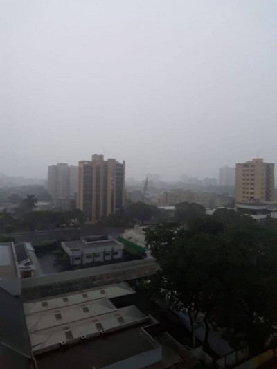Na área central de Dourados, chuva começa a cair nesta terça-feira (Foto: André Bento)