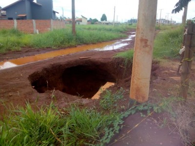 Obras de pavimentação e drenagem não concluídas deixam buraco em rua  - Foto: divulgação/94FM