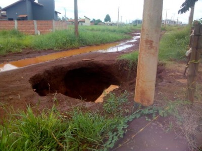 Obras de pavimentação e drenagem não concluídas deixam buraco em rua - Foto: divulgação/94FM