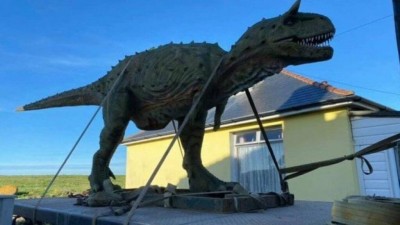 Dinossauro de 6 metros comprado de presente para o filho de Andre Bisson (Foto: Reprodução/Facebook(Andre Bisson)