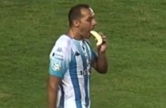 Marcelo Díaz come banana em campo - Foto: Reprodução