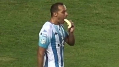 Marcelo Díaz come banana em campo - Foto: Reprodução