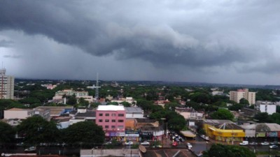 Em dia de calor intenso, chuva começa a chegar em Dourados (Foto: Gilberto Pieretti/94FM)