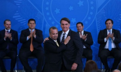 O presidente Jair Bolsonaro dá posse ao novo ministro do Desenvolvimento Regional, Rogério Marinho (Foto: Valter Campanato/Agência Brasil)