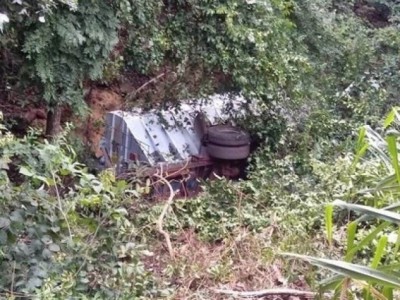 Veículo caiu em barranco às margens de estrada. (Foto: Divulgação/Corpo de Bombeiros)