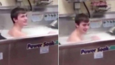 Funcionário toma banho em pai de lanchonete nos EUA (Foto: Reprodução)