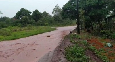 Rua vira 'rio' em dua de chuva - Foto: reprodução/vídeo