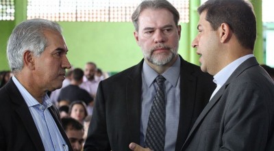 Ministro Dias Toffoli (centro) com o governador Reinaldo Azambuja e o juiz Albino Coimbra (Foto: Chico Ribeiro)