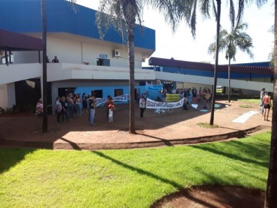 Protesto em frente à prefeitura na manhã desta segunda-feira (17) - Foto: 94FM